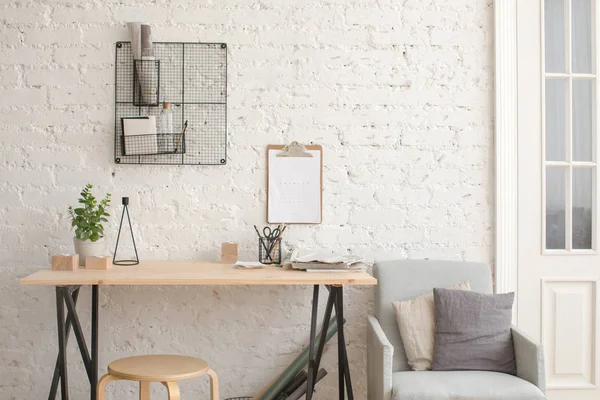 Skrivbord med brevpapper i vit inredning Loft — Stockfoto