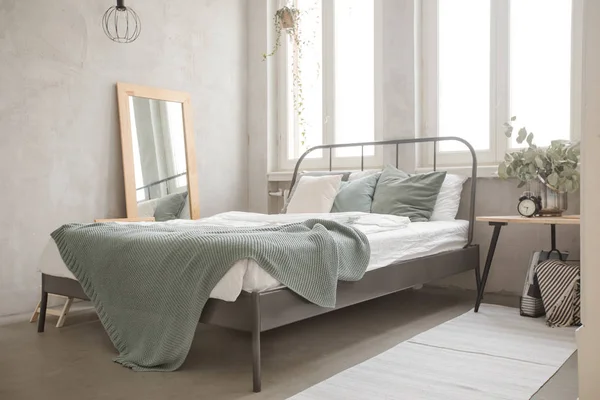 İyi dekore edilmiş yatak sabah — Stok fotoğraf