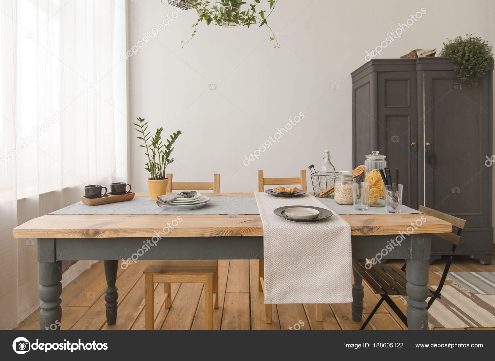 Esstisch Aus Holz Im Modernen Haus Stockfoto C 371819