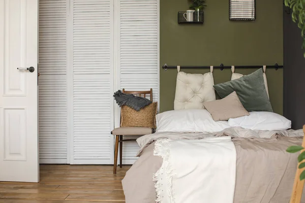 Quarto moderno acolhedor à luz do dia — Fotografia de Stock