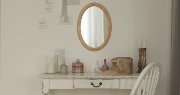 Женский туалетный столик белого цвета — стоковое видео