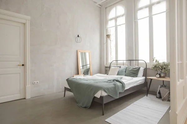 白とグレーの居心地の良いベッドルームのインテリア — ストック写真