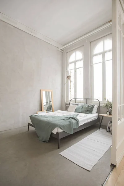 Wnętrze białej i szarej przytulnej sypialni — Zdjęcie stockowe