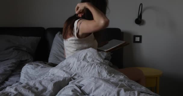 Жінки використовують планшетне ліжко перед сном вночі — стокове відео
