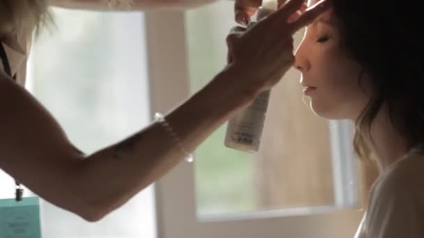 Manos de peluquero usando laca en el cabello del cliente — Vídeos de Stock