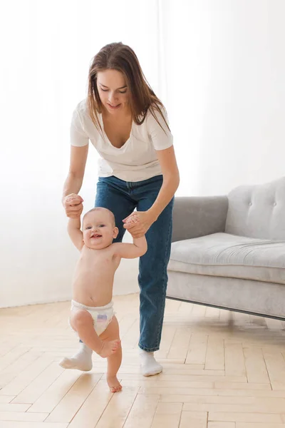 Madre imparando bambino a camminare — Foto Stock