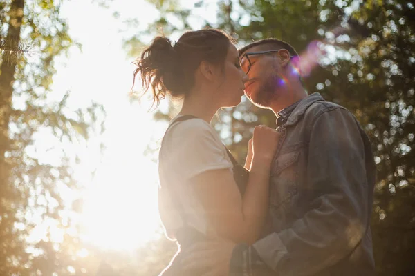 Un beau baiser de jeune couple dans la forêt — Photo