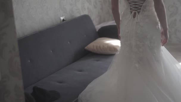 Sposa all'interno contro grande finestra vista posteriore — Video Stock