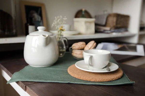 Медный чайник, чай и печенье — стоковое фото