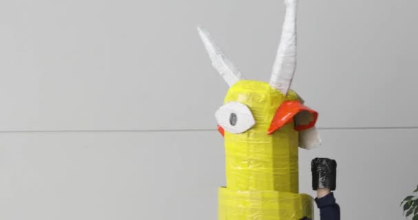 Persoon in handgemaakte monster kostuum — Stockvideo