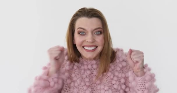 Retrato jovem mulher surpreso e chocado em rosa — Vídeo de Stock