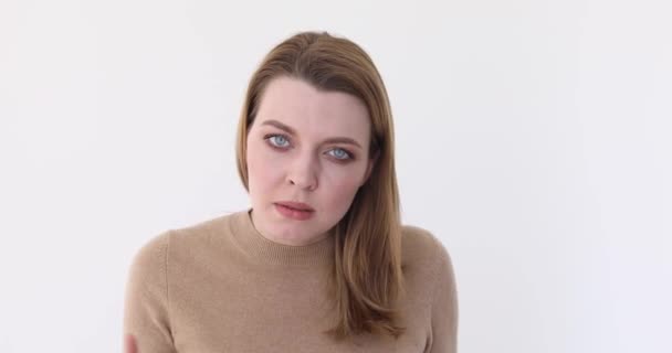 Irritada e frustrada mulher Isolada em branco — Vídeo de Stock