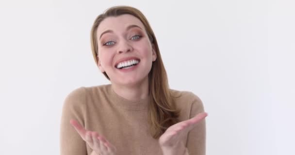 Schockierte glückliche Frau bedeckt Mund isoliert — Stockvideo