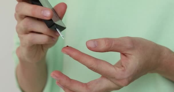 Женские руки берут образец крови для тестирования сахара — стоковое видео