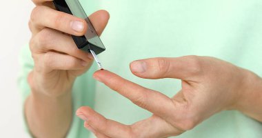 Şeker test için kan örneği alarak eller