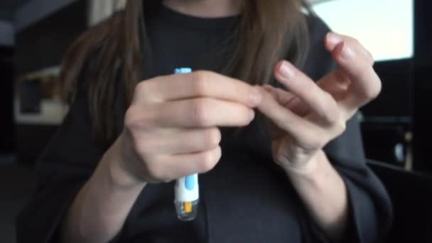 Donna che utilizza lancette sui test dito zucchero nel sangue — Video Stock