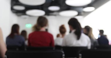 Bulanık iş kişi kadın toplantı salonu