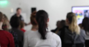 Bulanık iş hoparlör insanlar kadın toplantı salonu