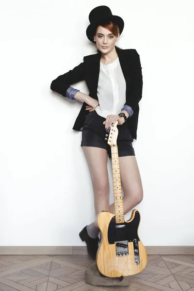 Módní dívka s kytarou — Stock fotografie