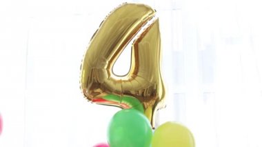 Şekilli balon gösteren dört numaralı