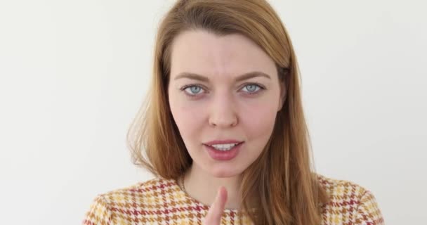 Γυναίκα χειρονομώ σιωπή δάχτυλο στα χείλη — Αρχείο Βίντεο