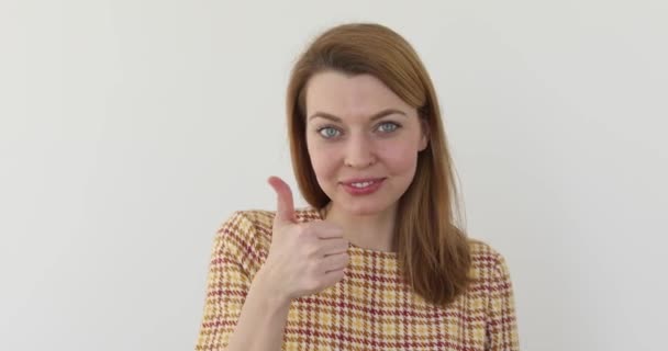 Jovem mulher alegre feliz mostrando polegar para cima — Vídeo de Stock