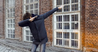 Adam şehir bir sokakta dans dab yapıyor