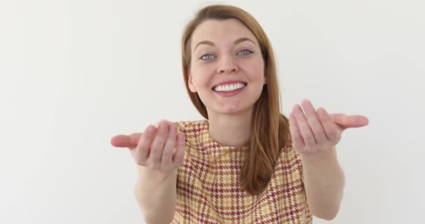 Жінка підняла руки ви пропонуєте щось — стокове відео