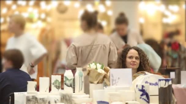 女孩销售手工陶瓷市场柜台 — 图库视频影像