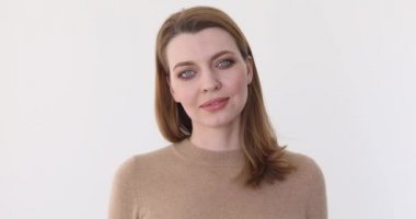 Kamera beyaz arka plan seyir gülümseyen kadın