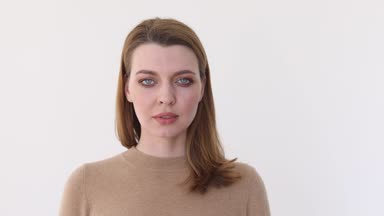 Kameraya bakarak genç ciddi kadın