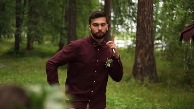 Genç adam dansları doğa