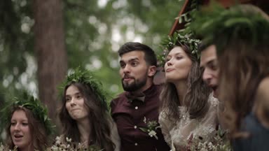 Mutlu yeni evliler Konuklar fotoğrafçı poz