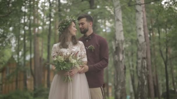 Os recém-casados olham um para o outro — Vídeo de Stock