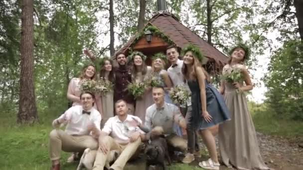 Recém-casados convidados acenando com as mãos câmera — Vídeo de Stock