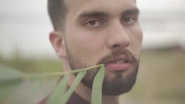 Adam şube ağzını tutar.