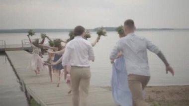 Şirket gençler çalışan pier