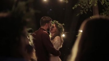 Romantik dans yeni evliler ışıklar