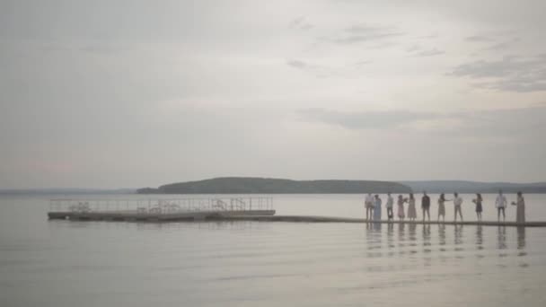 Schöne Aussicht Seebrücke Unternehmen junge Leute — Stockvideo