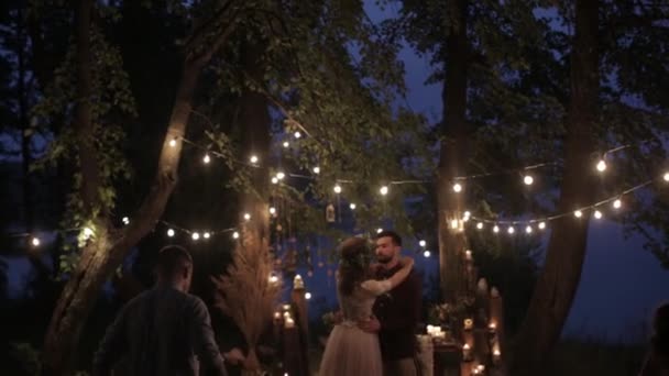 Giros de noiva dançam com o noivo — Vídeo de Stock