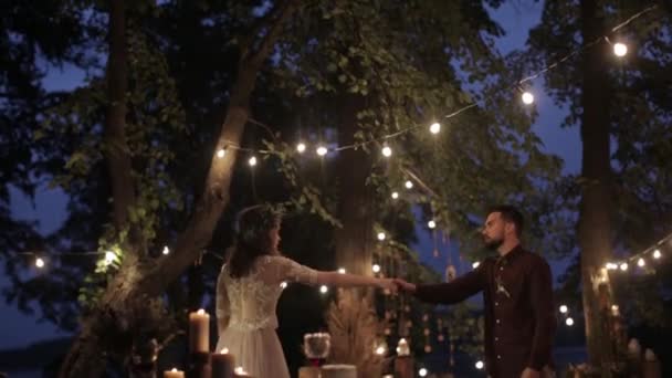 Fericit proaspăt căsătoriți dans sărut — Videoclip de stoc