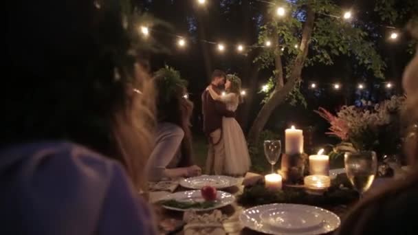 Diváci obdivovat novomanželé — Stock video