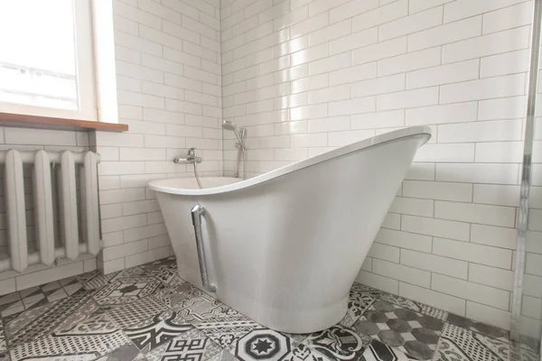 Salle de bain classique avec baignoire — Photo