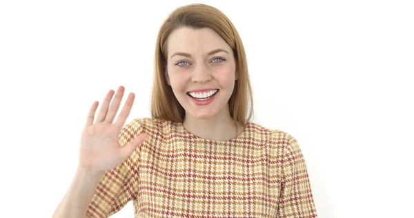 Mujer diciendo hola, agitando su mano chica positiva — Foto de Stock