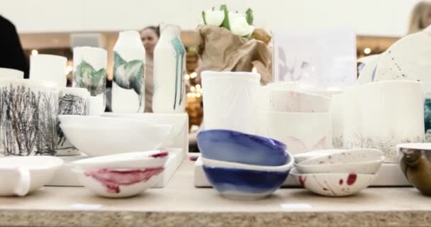 Assortimento di utensili in ceramica bianca — Video Stock