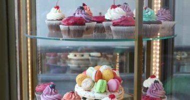 Çörekler ve Macarons Şekerleme dükkanı penceresinde