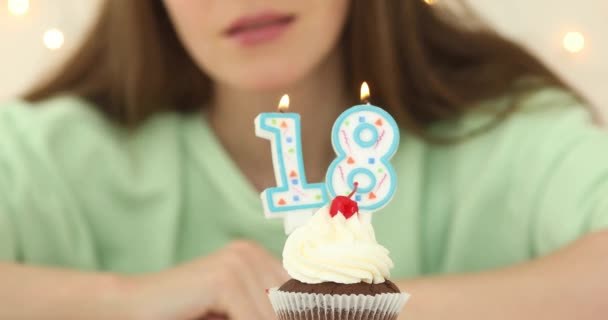 O bautiful Kavkazská dívka foukání 18 svíček na dortu — Stock video