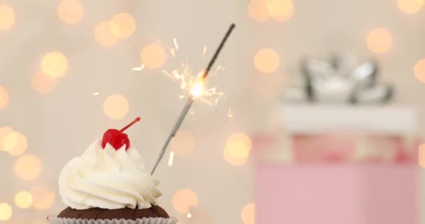 Cupcake com sparkler no fundo bege — Vídeo de Stock