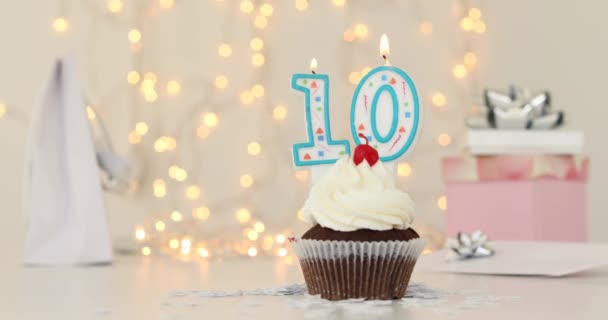 Pastel de cumpleaños con vela encendida como número diez — Vídeos de Stock