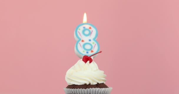 Eieght 8 vela em fundo rosa cupcake — Vídeo de Stock